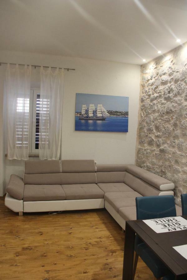 Mara * Jelsa (Hvar)
